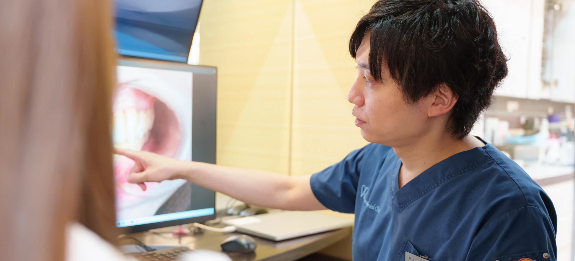 患者さまへ治療内容をご説明している様子